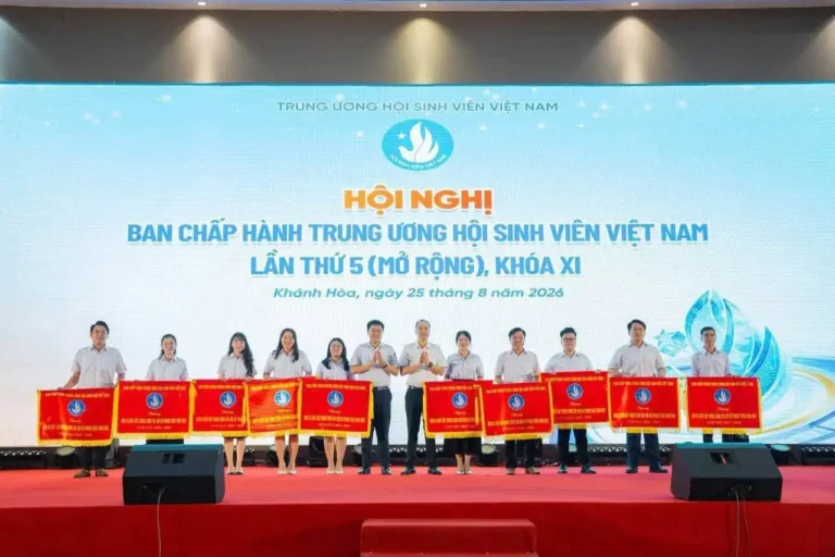 Hội Sinh viên Việt Nam tại Nga hai năm liên tiếp nhận Cờ thi đua 1 hoi sinh vien viet nam tai nga hai nam lien tiep nhan co thi dua