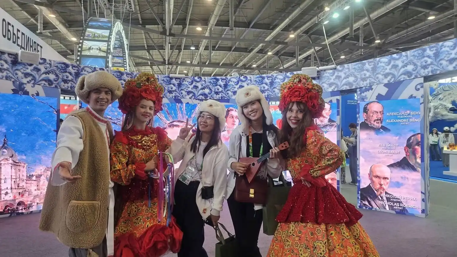 hon 100 dai bieu viet nam tham du lien hoan thanh nien quoc te 2026 4