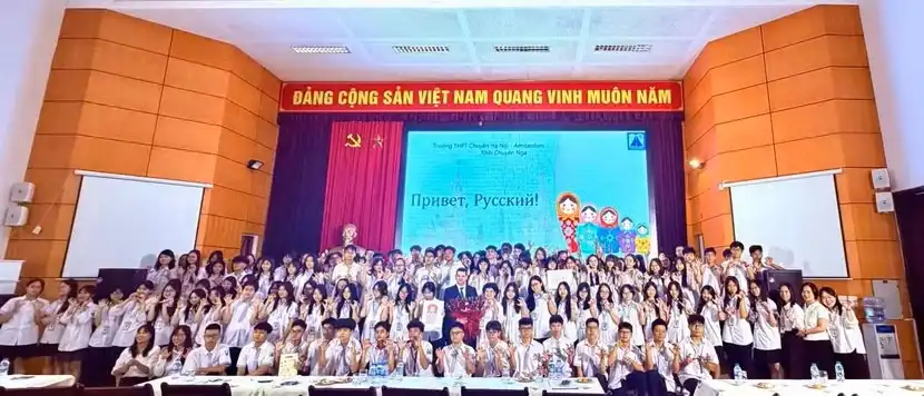 hon 100 hoc sinh nhap hoc khoi chuyen nga ha noi amsterdam