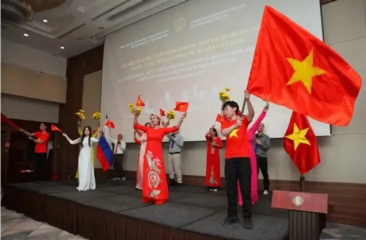 ky niem 81 nam cach mang thang tam va quoc khanh tai vladivostok 2