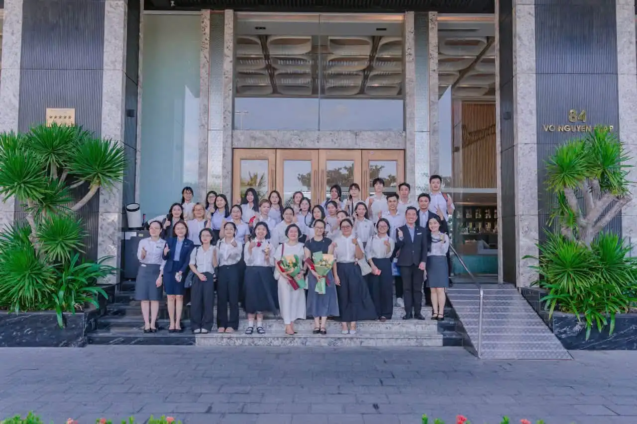 sinh vien ngon ngu nga trai nghiem khach san 5 sao tai da nang