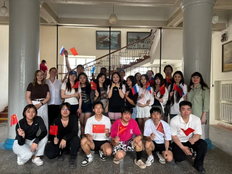 sinh vien viet bat dau chuong trinh cu nhan tai dai hoc su pham omsk