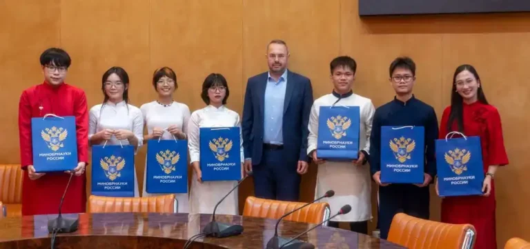 Thứ trưởng Nga gặp mặt học sinh sinh viên Việt đạt giải Olympic 13 thu truong nga gap mat hoc sinh sinh vien viet dat giai olympic