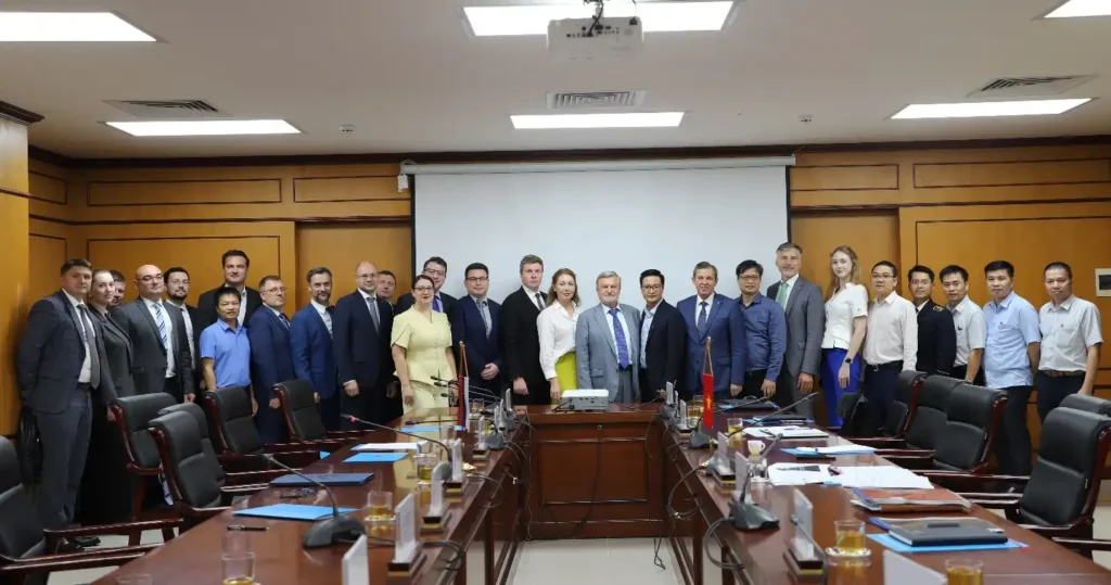 vast huong toi dao tao va cong nghe chung voi cac truong nga
