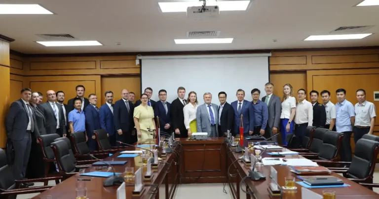 vast huong toi dao tao va cong nghe chung voi cac truong nga
