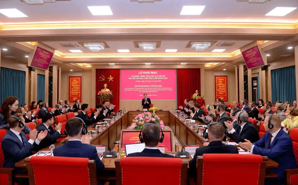 doan can bo lanh dao nga tham gia hoc trao doi chuyen de tai ha noi 1