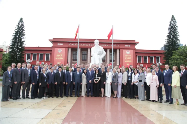 doan can bo lanh dao nga tham gia hoc trao doi chuyen de tai ha noi 2