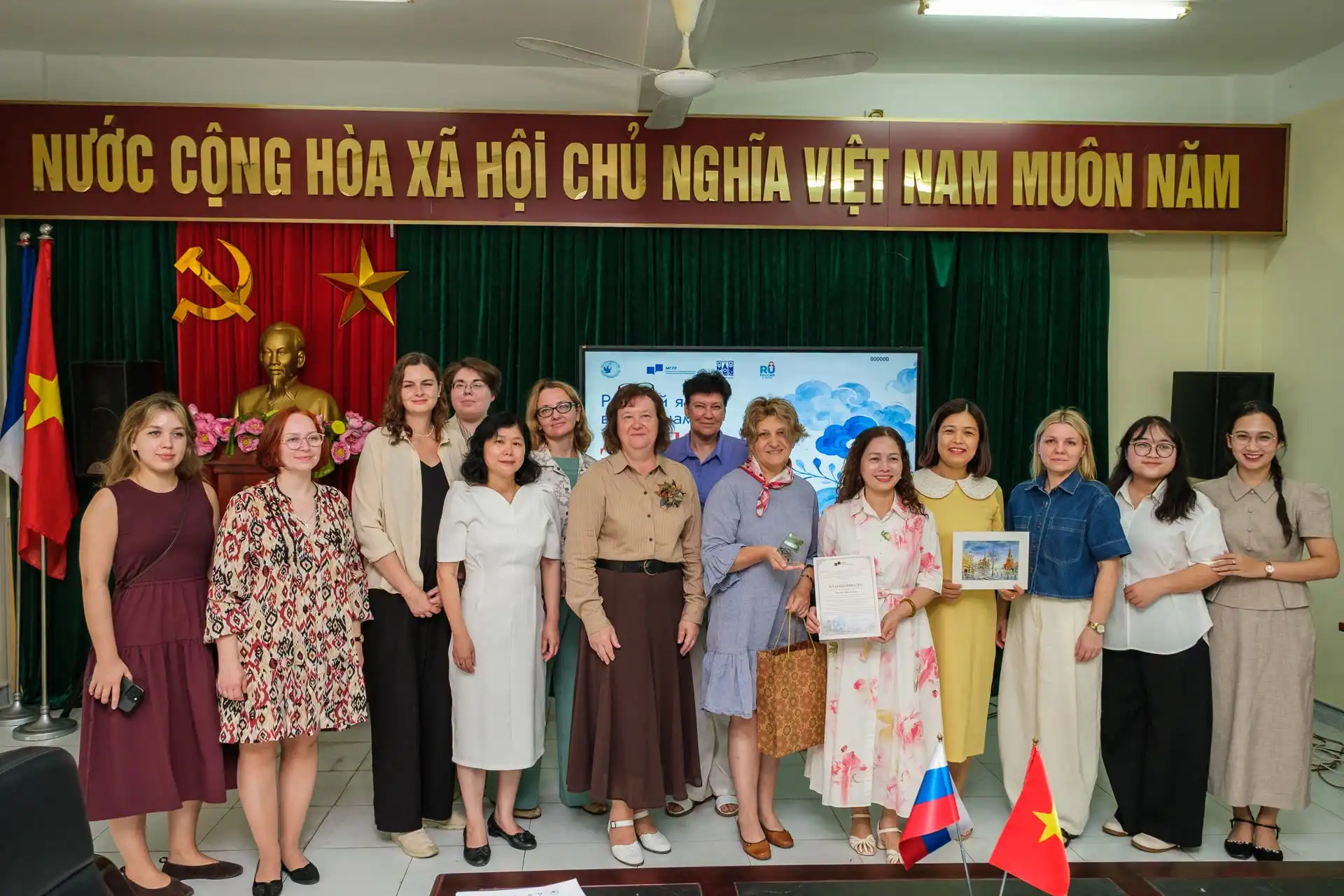 giang vien nga giao luu voi hoc sinh chuyen tran phu hai phong 1