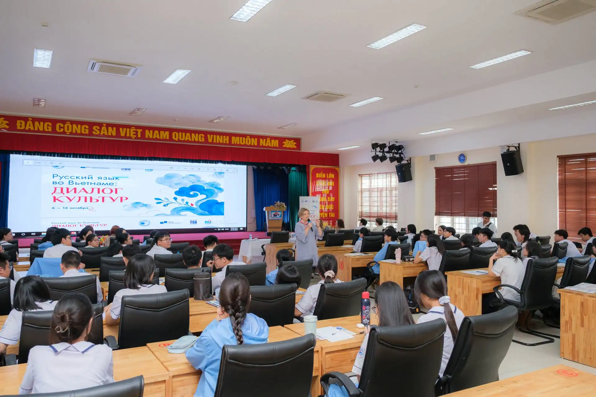 giang vien nga giao luu voi hoc sinh chuyen tran phu hai phong 2