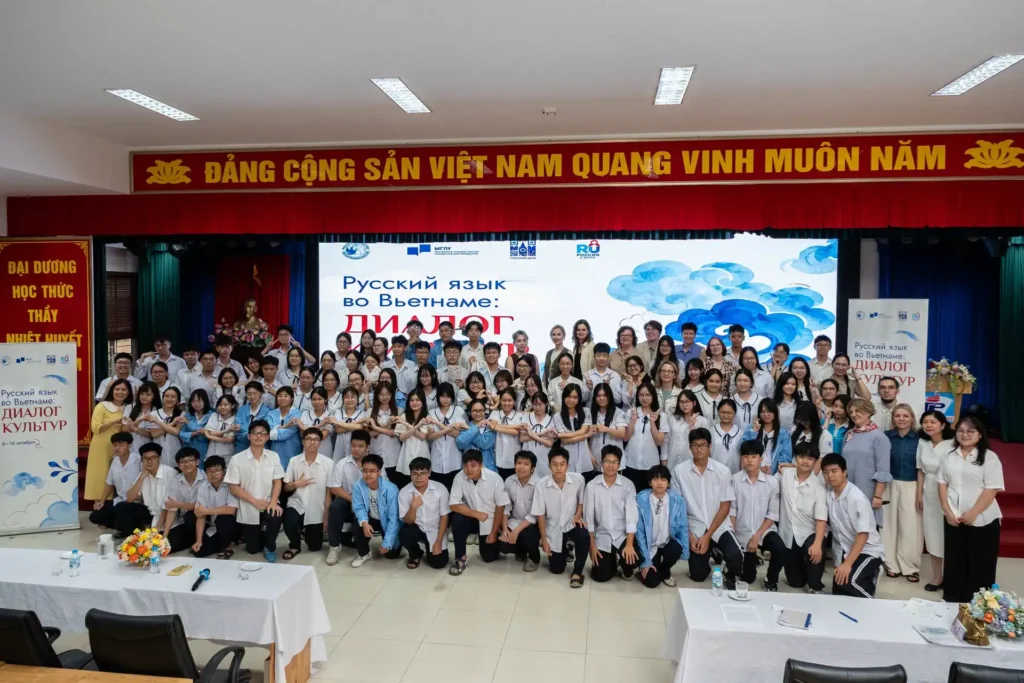giang vien nga giao luu voi hoc sinh chuyen tran phu hai phong 3