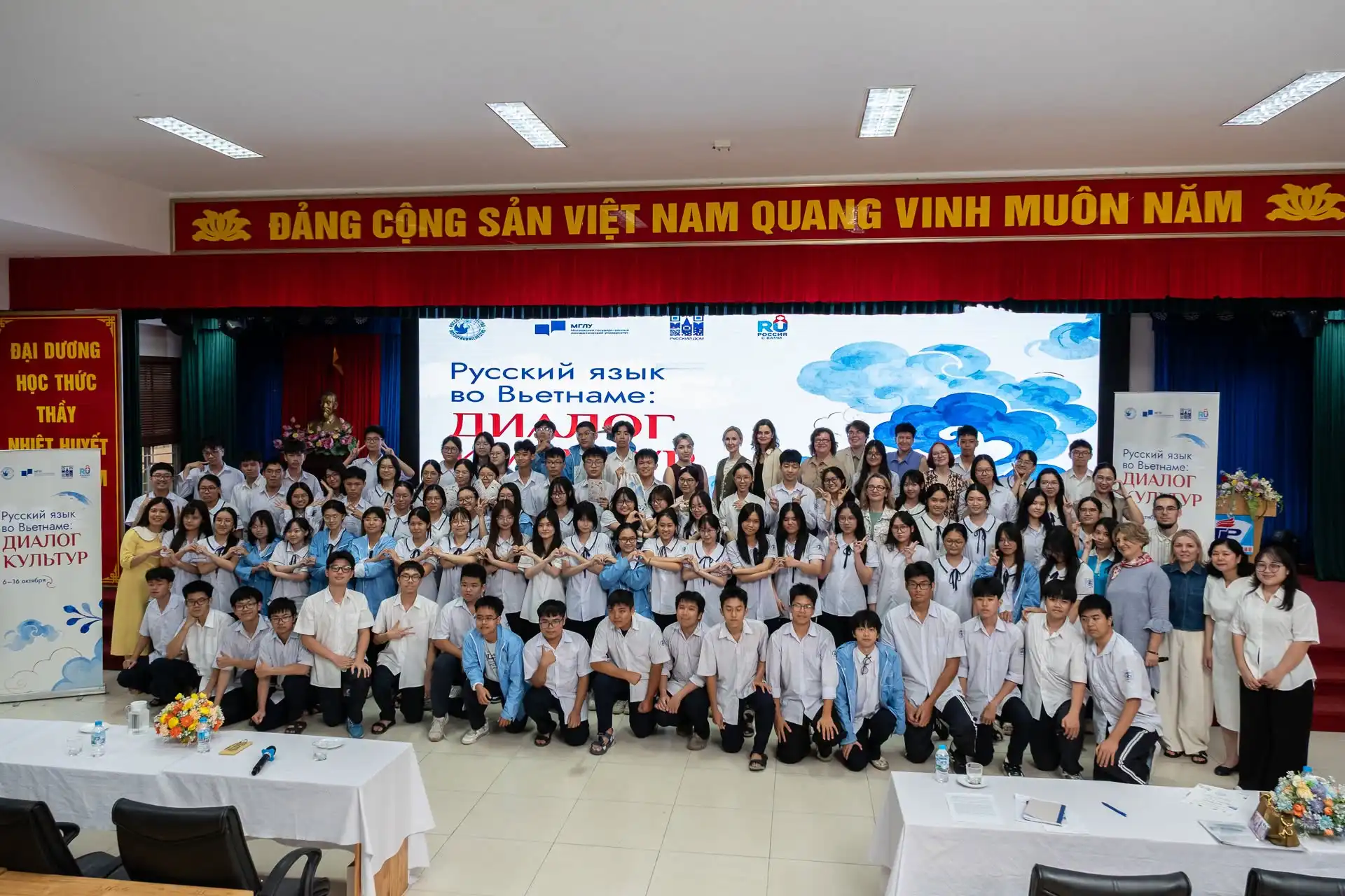 giang vien nga giao luu voi hoc sinh chuyen tran phu hai phong 3