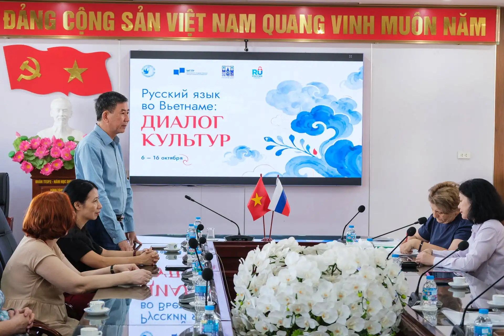 hoc sinh chuyen thai nguyen giao luu voi giang vien nga 1