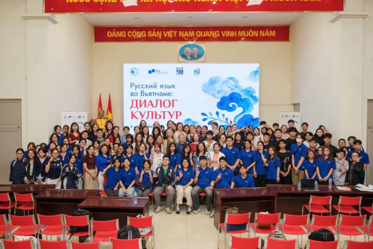 sinh vien dai hoc ngoai ngu thuc hanh phien dich cung chuyen gia nga 1