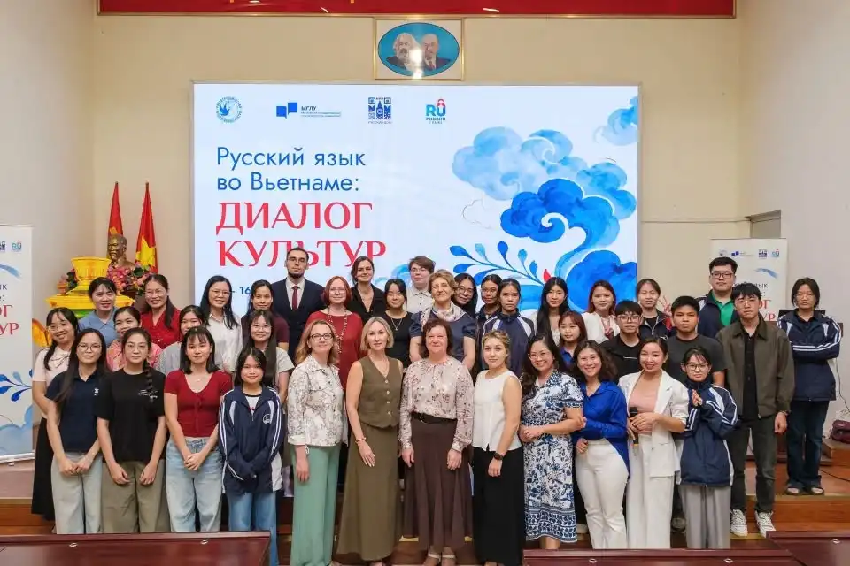 sinh vien dai hoc ngoai ngu thuc hanh phien dich cung chuyen gia nga 2