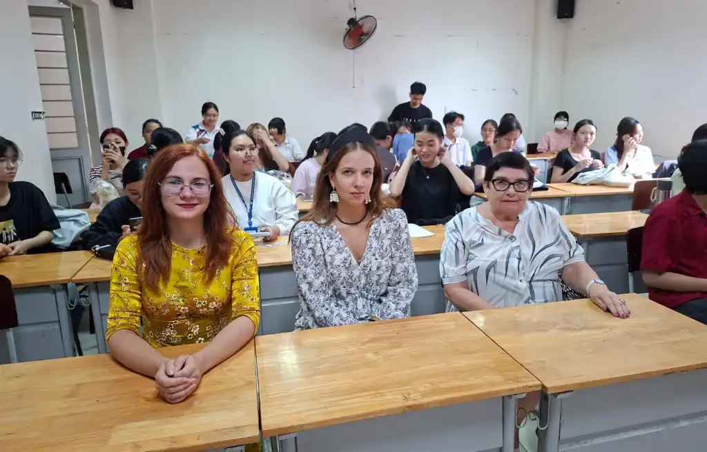sinh vien su pham tp hcm tri an giang vien nga nhan ngay nha giao the gioi 2