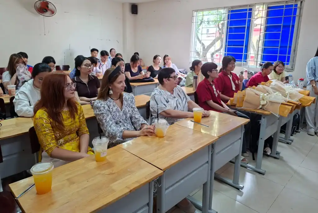 sinh vien su pham tp hcm tri an giang vien nga nhan ngay nha giao the gioi 3
