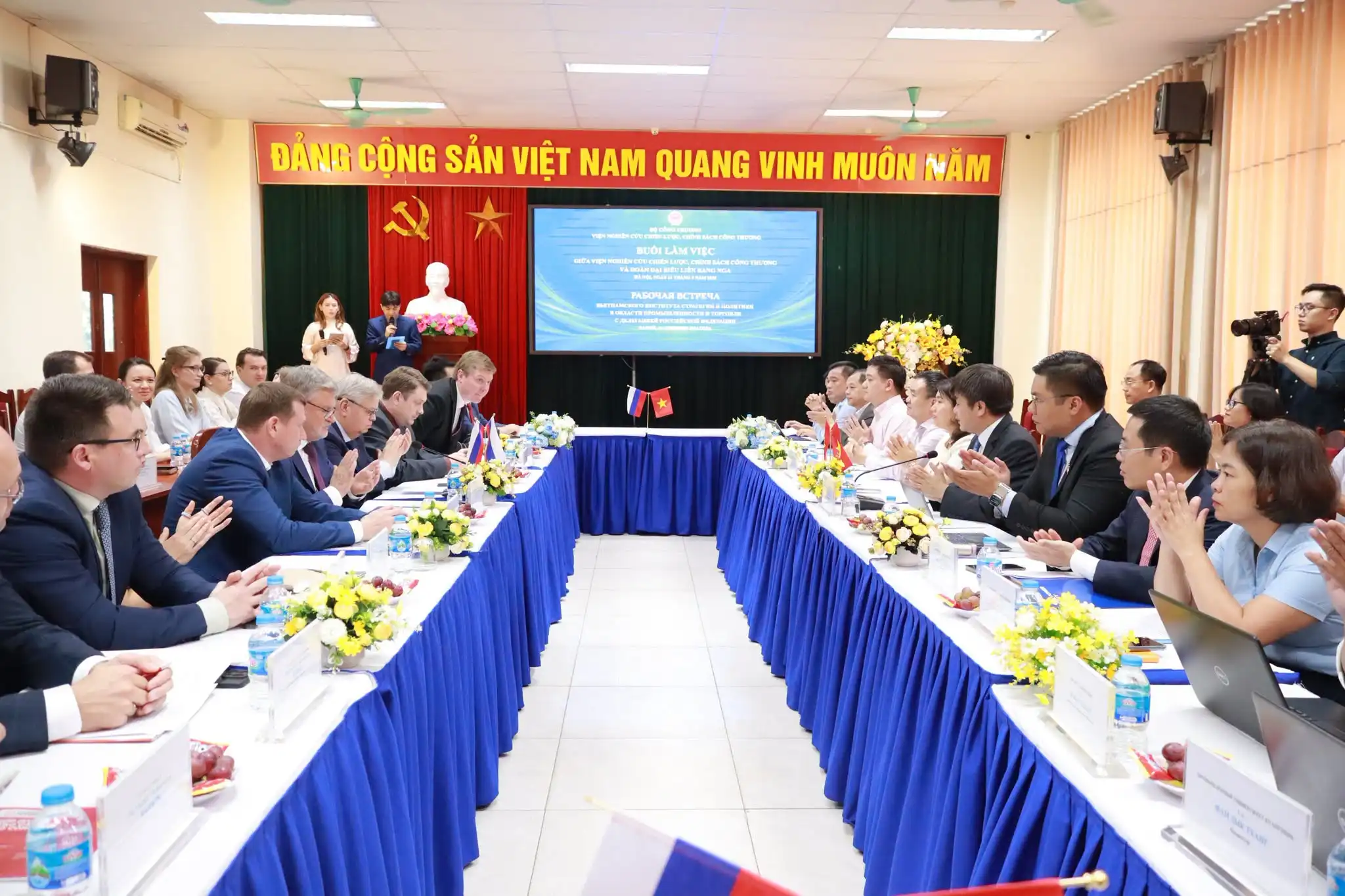 Thúc đẩy hợp tác đa phương từ nghiên cứu đến ứng dụng công nghiệp 2 thuc day hop tac da phuong tu nghien cuu den ung dung cong nghiep 2