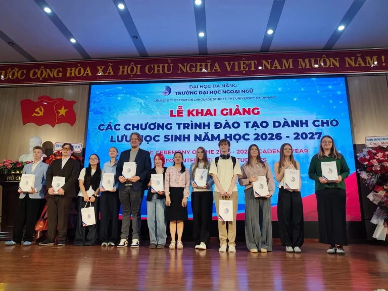 truong dai hoc ngoai ngu da nang chao don gan 100 luu hoc sinh 2