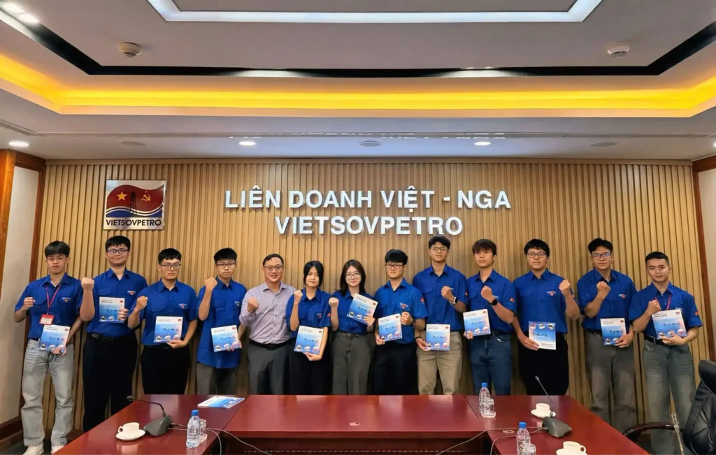 vietsovpetro cu 12 sinh vien sang nga dao tao dai hoc nganh dau khi 1