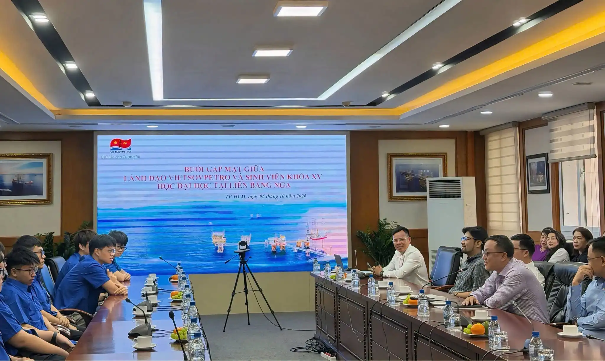 vietsovpetro cu 12 sinh vien sang nga dao tao dai hoc nganh dau khi 2