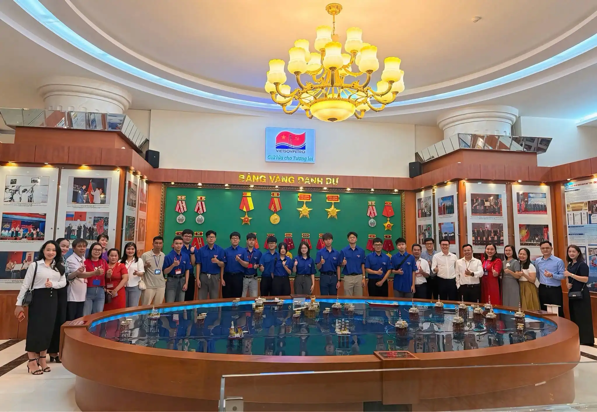 vietsovpetro cu 12 sinh vien sang nga dao tao dai hoc nganh dau khi 4